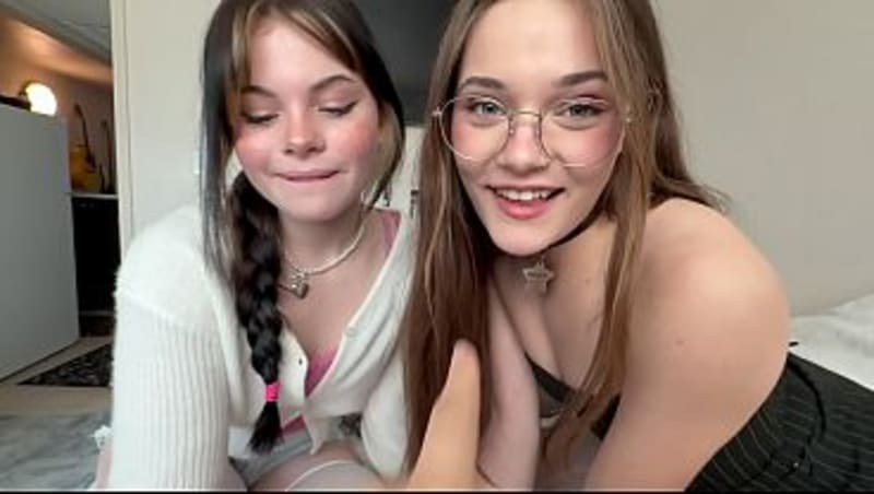 Mi hermana comparte mi polla con su mejor amiga